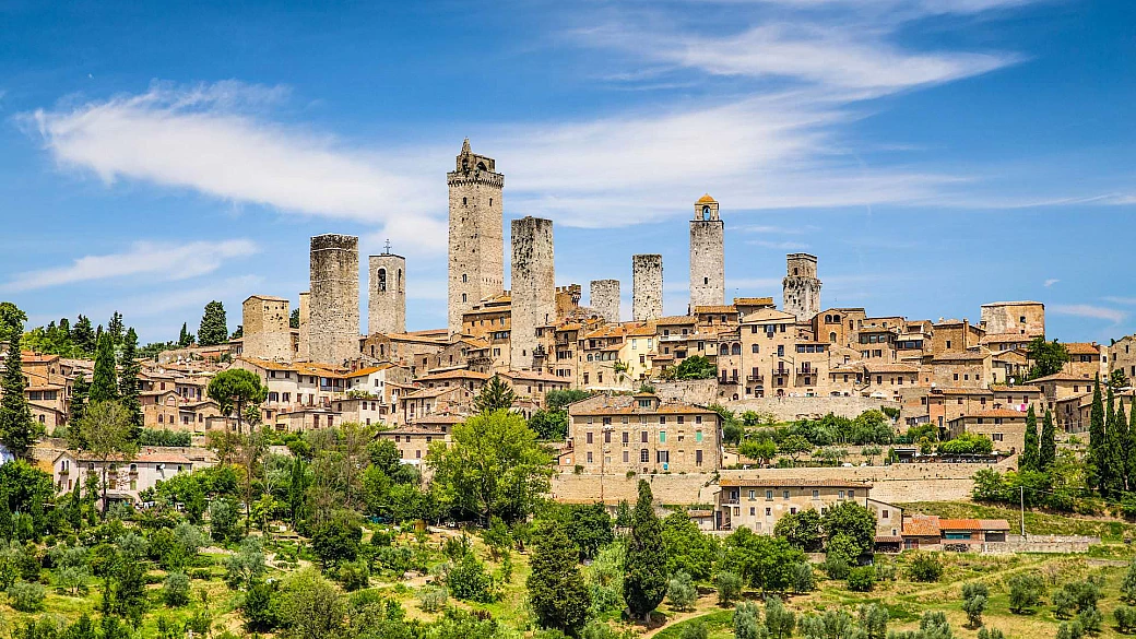 come sarebbe sembrata new york se fosse stata una città medievale? la risposta la trovi in questo borgo della toscana