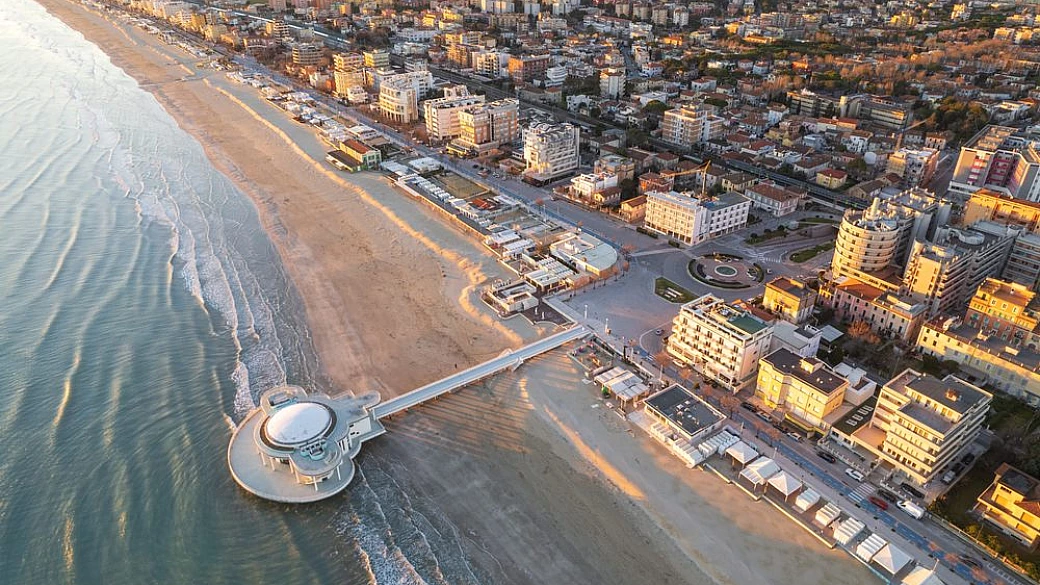 se pensavi che il mare in inverno non riuscisse a sorprendenti, c'è una città dove potrai addirittura camminarci sopra