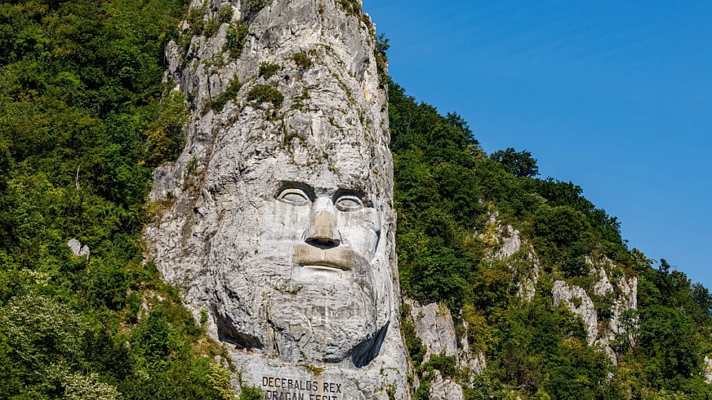 alta ben 55 metri, questa incredibile statua è stata costruita al centro di un canyon che attraversa il danubio