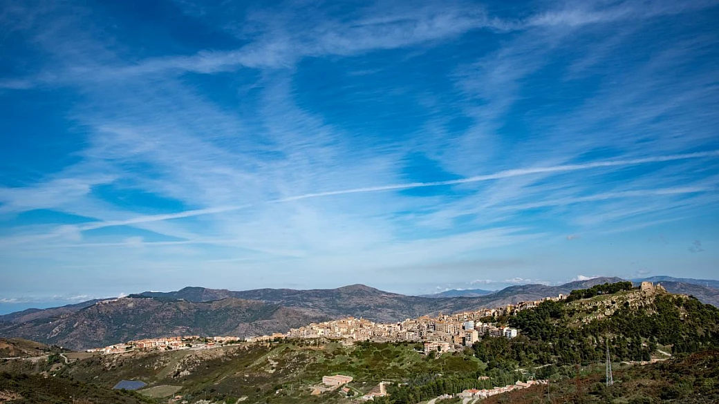 ventimiglia sì, ma in sicilia: a oltre 1000 metri di altitudine c'è il borgo del salto che domina tutta l'isola dall'alto