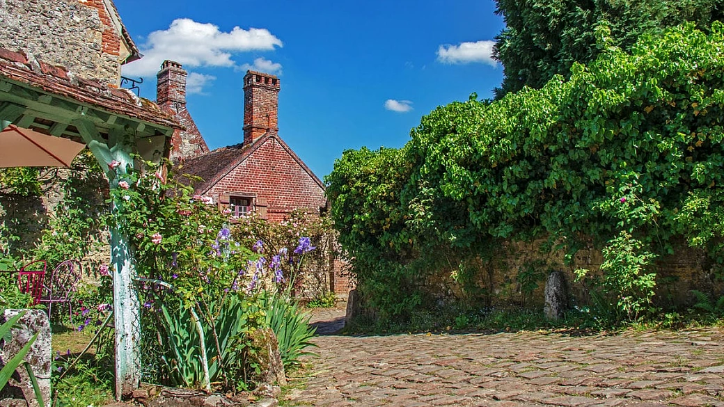 senza automobili ma con 1000 roseti: il borgo più bello della francia ti farà scoprire il piacere della vita lenta