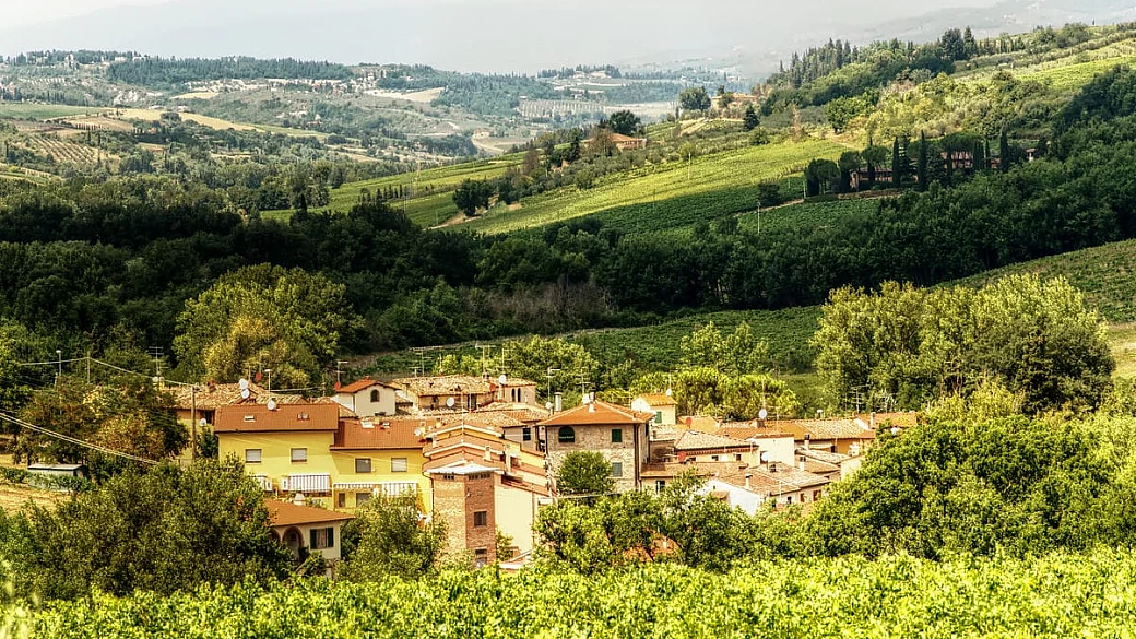 a soli 20 chilometri da firenze c'è il borgo dei tre castelli, dove godersi il panorama con un buon bicchiere di chianti