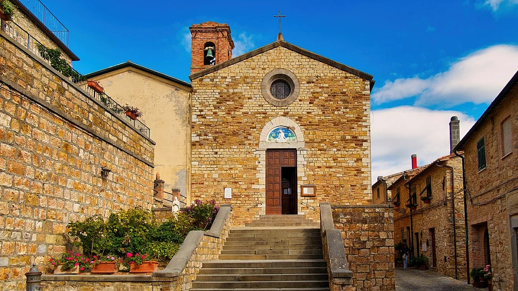 l'incantevole borgo tra le colline toscane è un mix perfetto di architetture medievali a un'ora dal centro di pisa