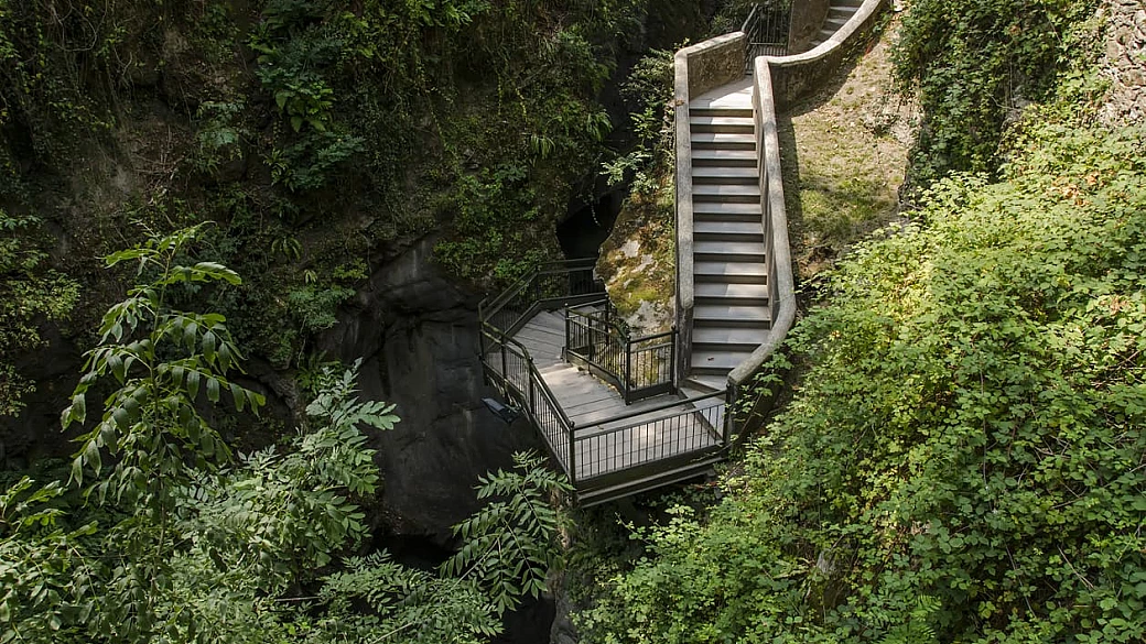 metà cascata e metà canyon: a un'ora da milano c'è uno straordinario monumento naturale da scoprire sospesi nel vuoto