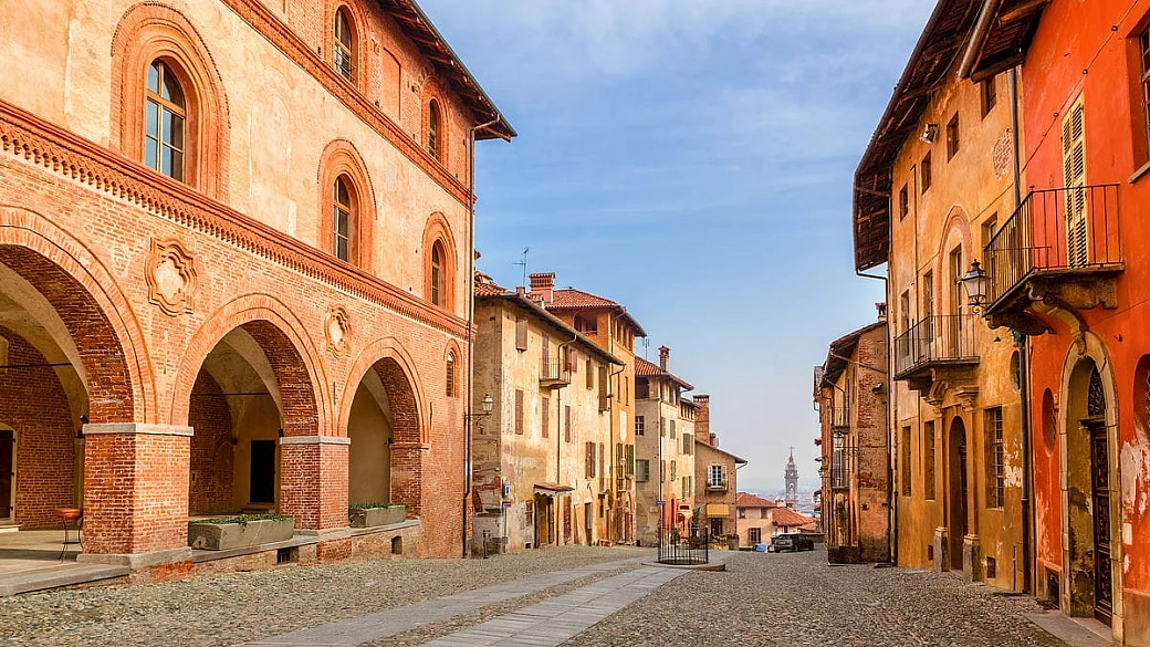 ai piedi del monviso, in una delle più belle valli del piemonte, sorge un delizioso borgo dal fascino alto-medievale, ricco di storia e tradizione