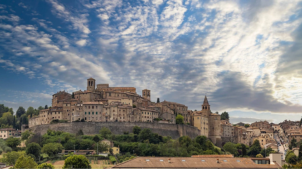 tra le meraviglie della toscana spicca un delizioso borgo medievale che con le sue numerose bellezze illumina l’alta valle del tevere