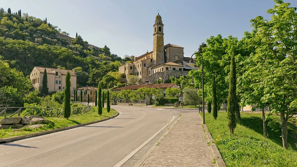 tra le colline del veneto c'è il borgo del poeta che ti farà vivere un'esperienza da brodo di giuggiole