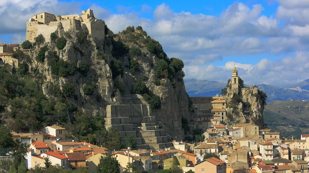 aggrappato alla roccia e con dei panorami da sogno: questo borgo di 700 abitanti ti farà innamorare del piccolo e incredibile molise