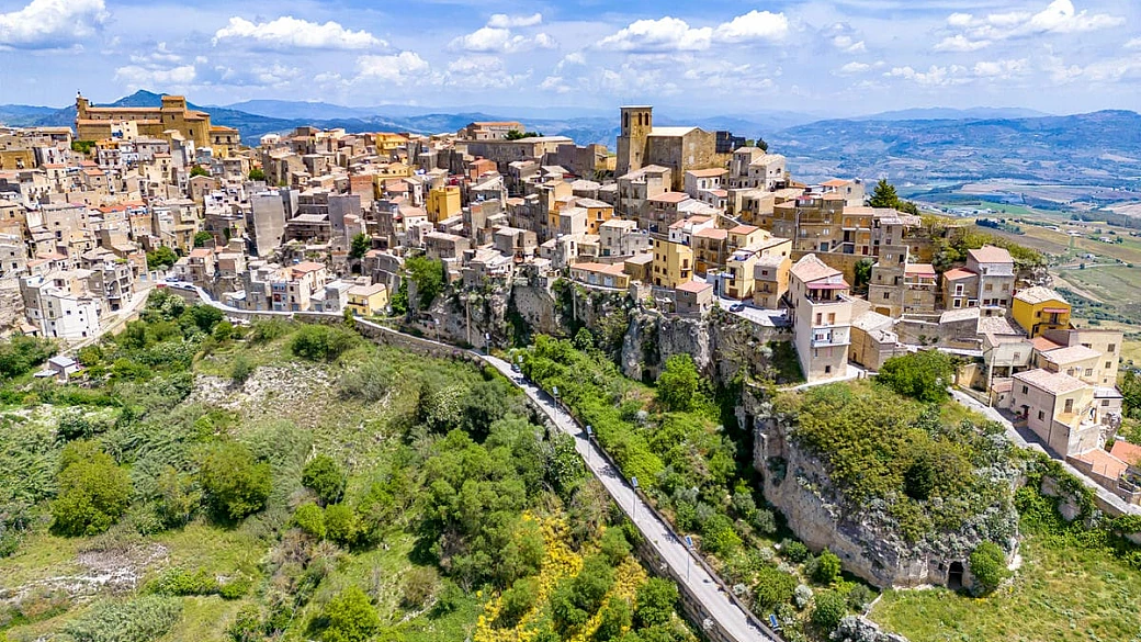 il balcone trasparente della sicilia domina la vallata da 300 metri d'altezza, ed è un luogo panoramicissimo