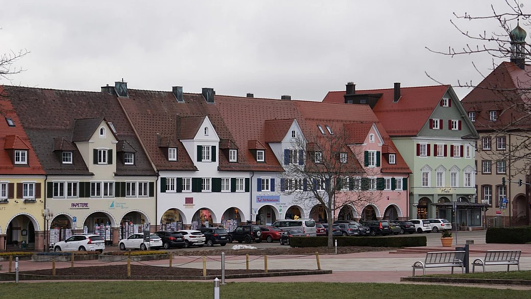 una enorme piazza (quasi) quadrata: al centro della città del benessere in germania c'è un luogo tanto bello quanto geometrico