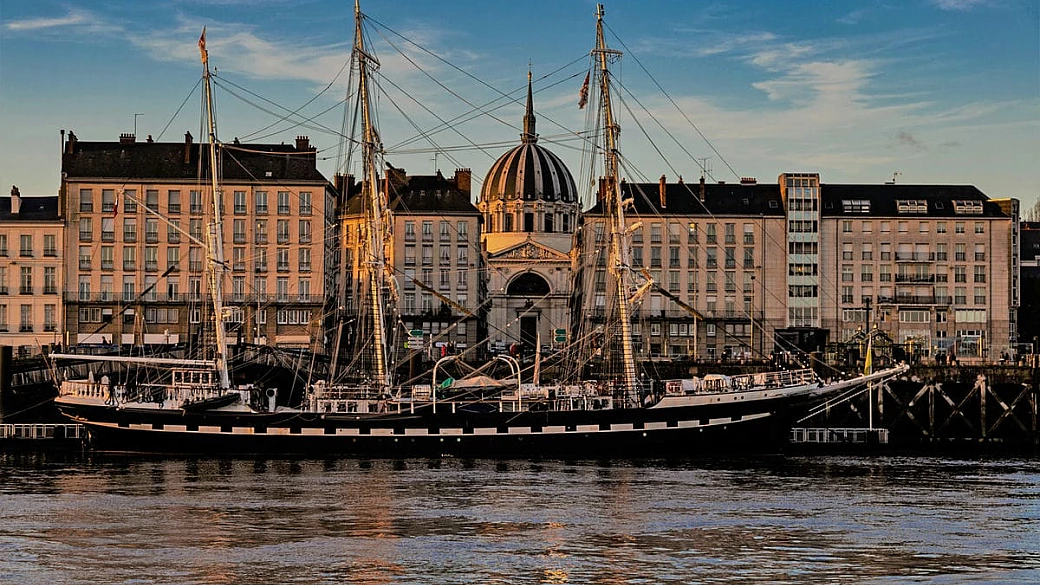 È la città più verde d'europa: un vero gioiello a misura di famiglia dove scoprire musei, giardini e le macchine fantastiche di jules verne