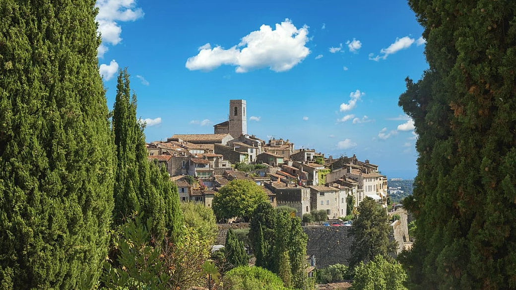 facilissimo da raggiungere dall'italia, è nel cuore della francia da cartolina che c'è il celebre borgo degli artisti