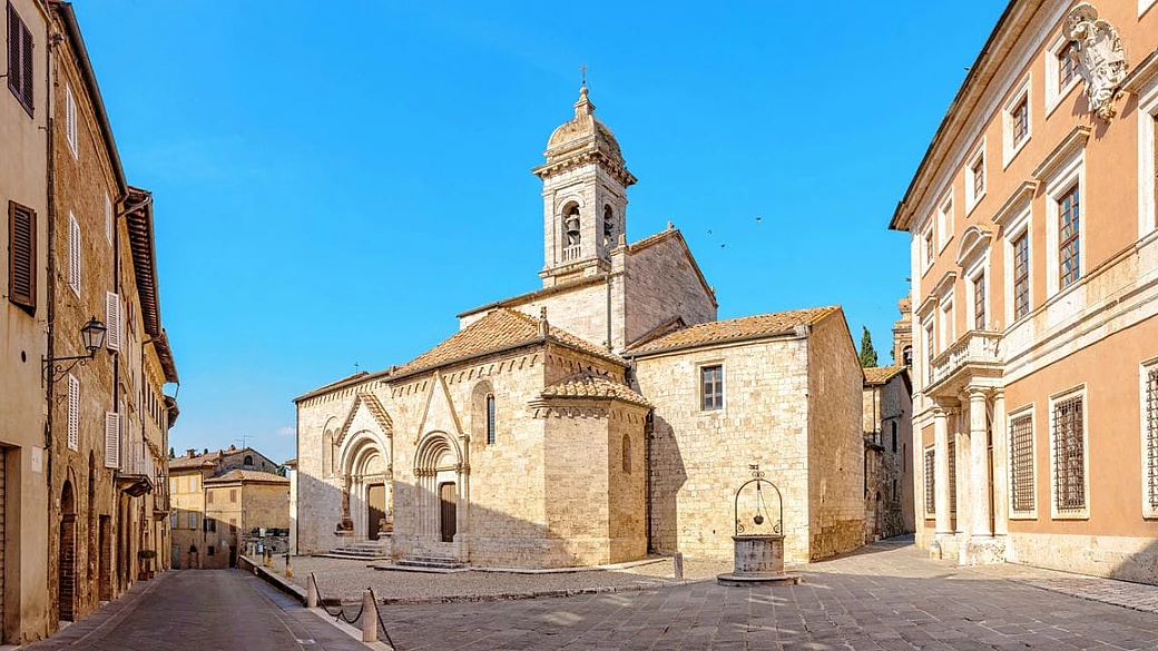 circondato da mura e ricchissimo di verde, questo piccolo borgo della toscana è un vero gioiello rinascimentale