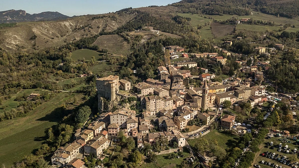 tra boschi di castagne e fonti cristalline c'è la perla dell'appennino, il borgo romagnolo di nemmeno 2000 abitanti