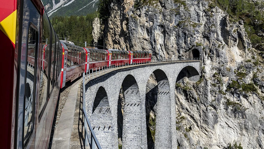 in treno sì ma ad alta quota: l'esperienza di salire a bordo del treno più... rosso del mondo