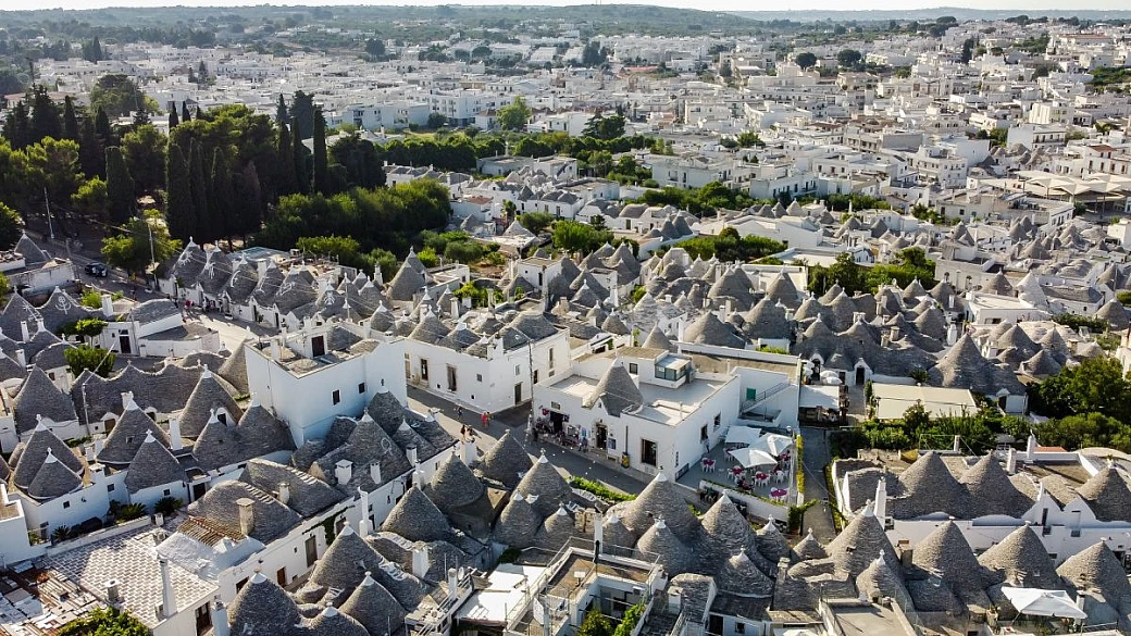 la terra dei 6 borghi bianchi: in puglia c'è una vallata fatta di case a forma di cono e palazzi bianchissimi