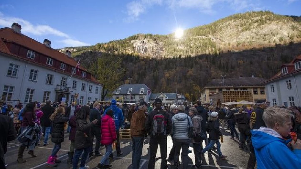 un piccolo borgo di montagna in italia usa uno specchio gigante a posto del sole, ed è un luogo incredibile
