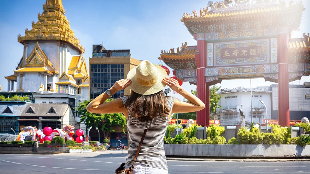 un viaggio intercontinentale ma low-cost: bastano 600 euro per visitare l'incredibile capitale del sorriso