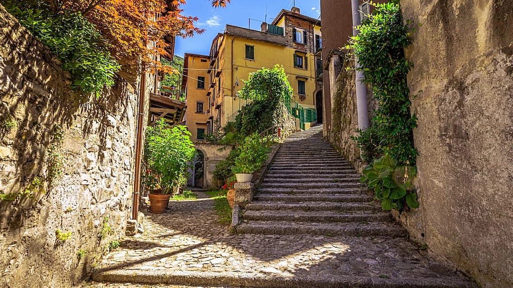 che sia bello è un nesso logico: questo borgo vista lago ti farà scoprire una lombardia diversa dal solito