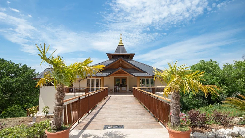 un angolo di tibet a un'ora da roma: il giardino del cuore sereno è uno dei monasteri buddhisti più belli d'europa