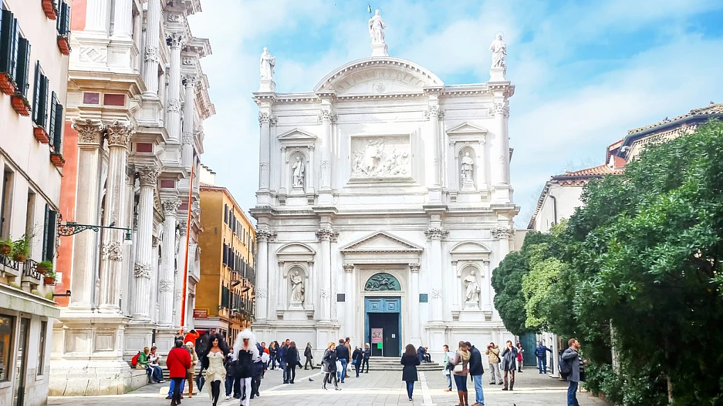 nascosto tra le calli di venezia c'è un palazzo a due facce: bianco all'esterno e dagli incredibili colori all'interno