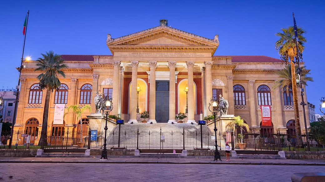 si trova proprio dove non ti aspetteresti, ma il più grande teatro d'italia è la presenza granitica della città