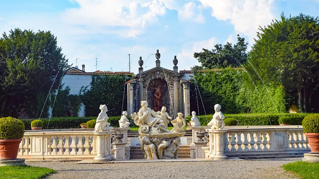 un tesoro a due passi dalla città: tra sculture fiorite e splendide fontane questo ninfeo ti lascerà a bocca aperta