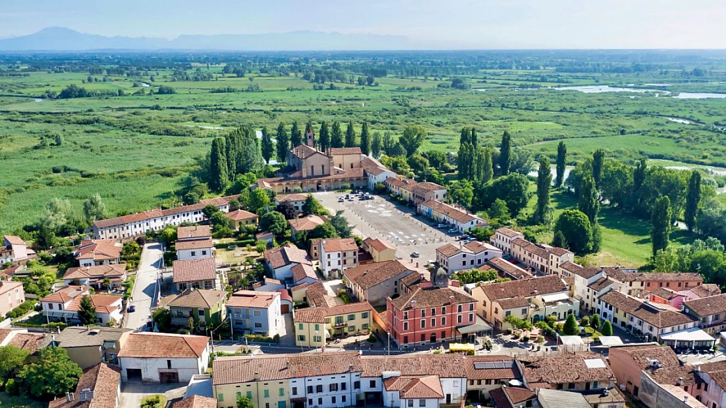 santuari e fiori di loto, ma non siamo in giappone: vicino mantova c'è un paesino di 500 abitanti che ti farà dire grazie