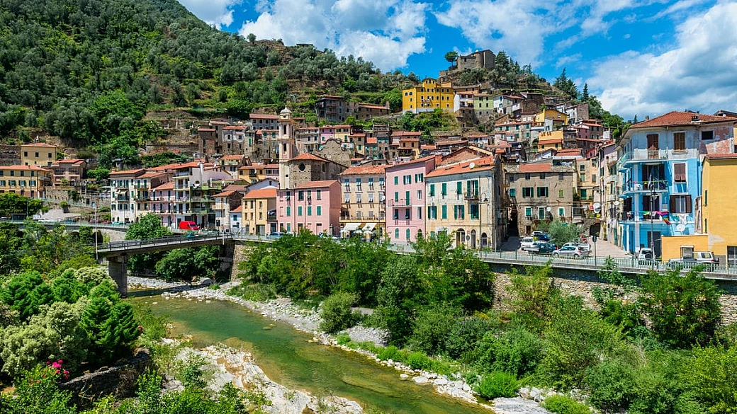 dalle case colorate alla vista sul fiume, questo borgo a un'ora dal confine è il posto giusto per una gita fuori dai soliti percorsi