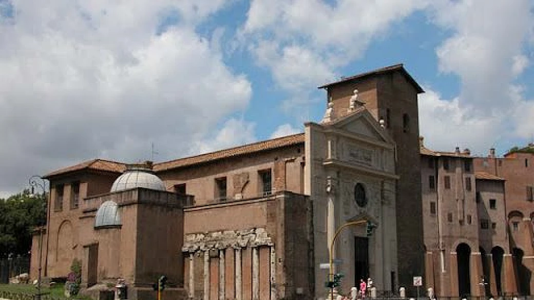 a due passi da piazza venezia c'è una chiesa del 1100 che custodisce i resti di 3 templi romani