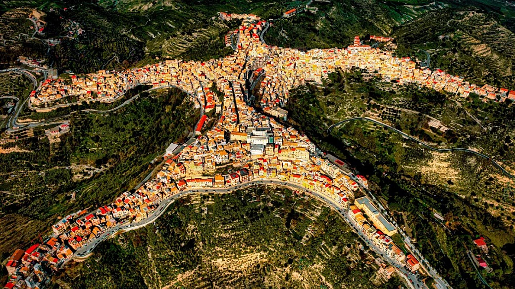 lo sapevi che in sicilia c'è l'unico borgo che ha la forma di una stella marina? È un posto davvero bellissimo
