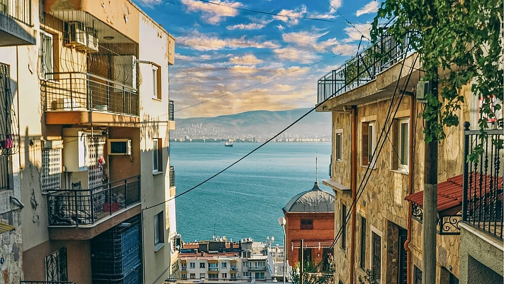 dista appena 2 ore dall'italia, ed è la città perfetta per goderti il mare in primavera senza spendere troppo