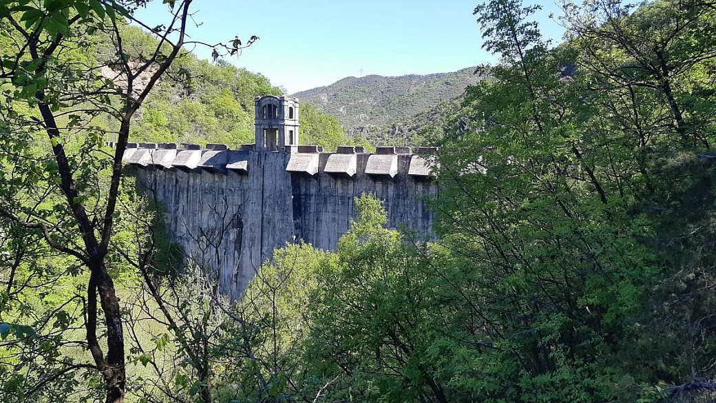 immersa tra le montagne dell'appennino, c'è una antica diga dalla storia tragica