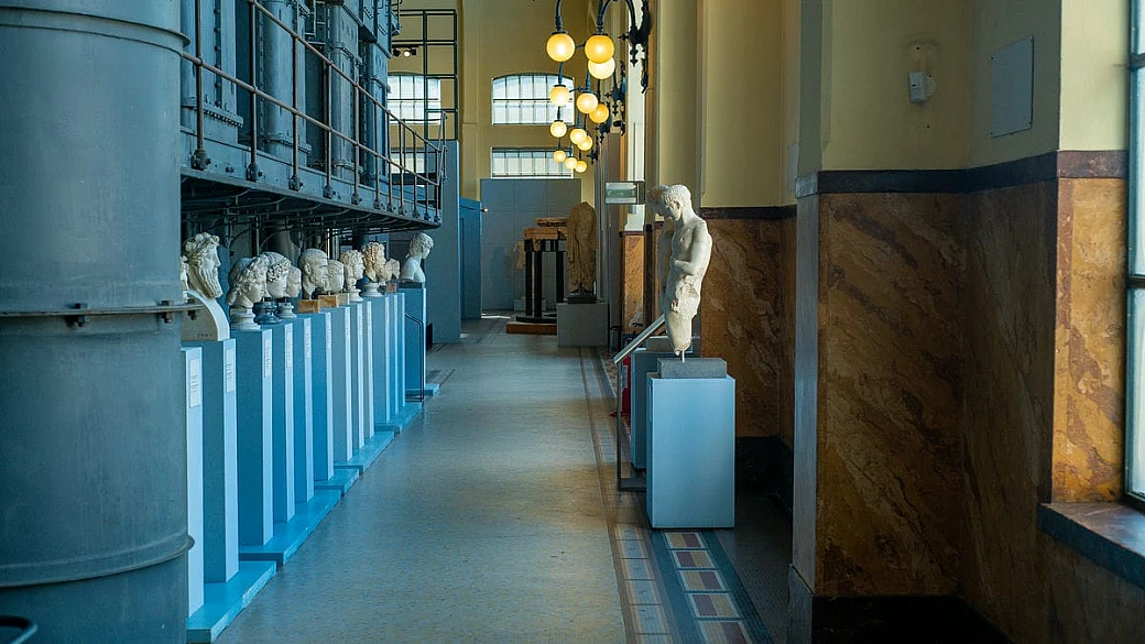 un luogo impossibile dove il marmo sfida l'acciaio: questo museo di roma è il più incredibile d'italia