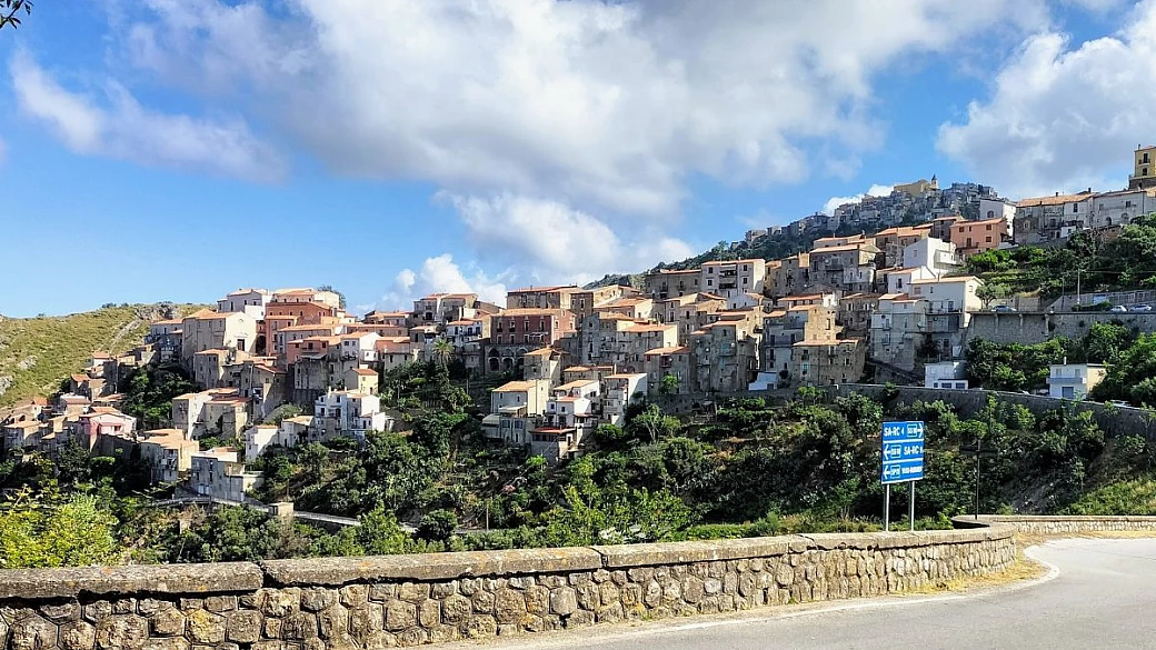 spade, coltelli e peperoncini: ai piedi del parco del pollino c'è una delle località più interessanti di tutta la calabria