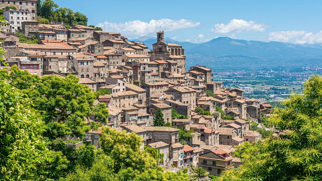 l'estate è appena iniziata, ma già non vedi l'ora che sia natale? ecco il borgo che sembra un presepe a un'ora da roma
