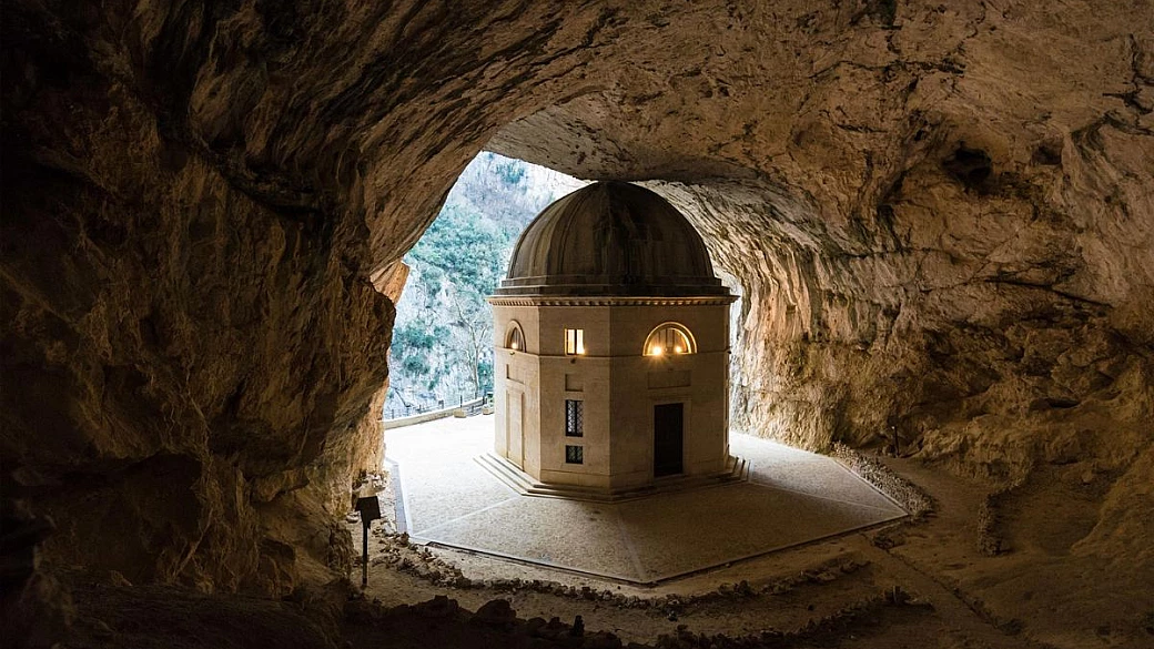 non è del valadier, ma tutti lo chiamano così: l'incredibile storia del tempio costruito dentro una grotta