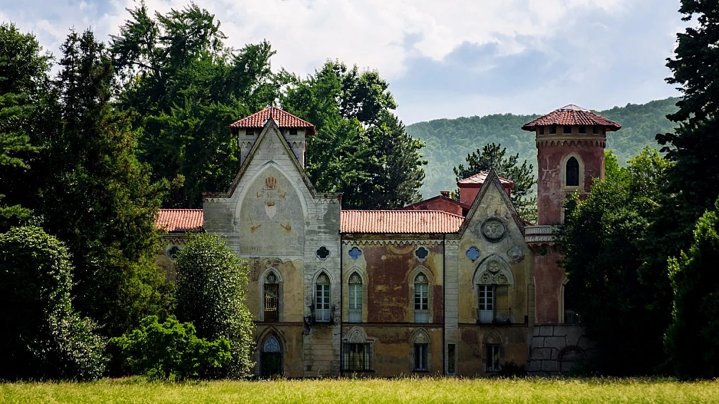 È l'incantevole castello alle porte di torino dove architettura gotica e giardini d'autore risplendono a primavera