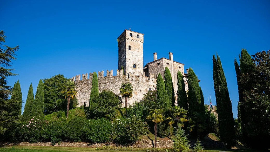 tra cicogne e castelli, in friuli-venezia giulia c'è un piccolo borgo dalla grande storia