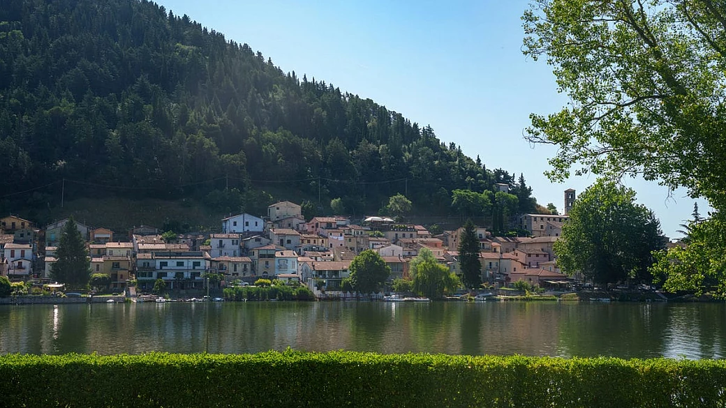 il borgo del lago è la meraviglia medievale dell'umbria: ai piedi della rocca c'è un paesino incantevole