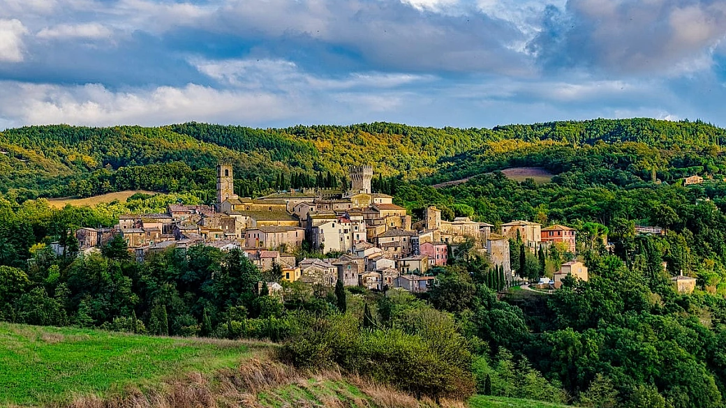 in toscana c'è il borgo che vuole diventare una piccola roma: i suoi reperti archeologici lasciano senza parole