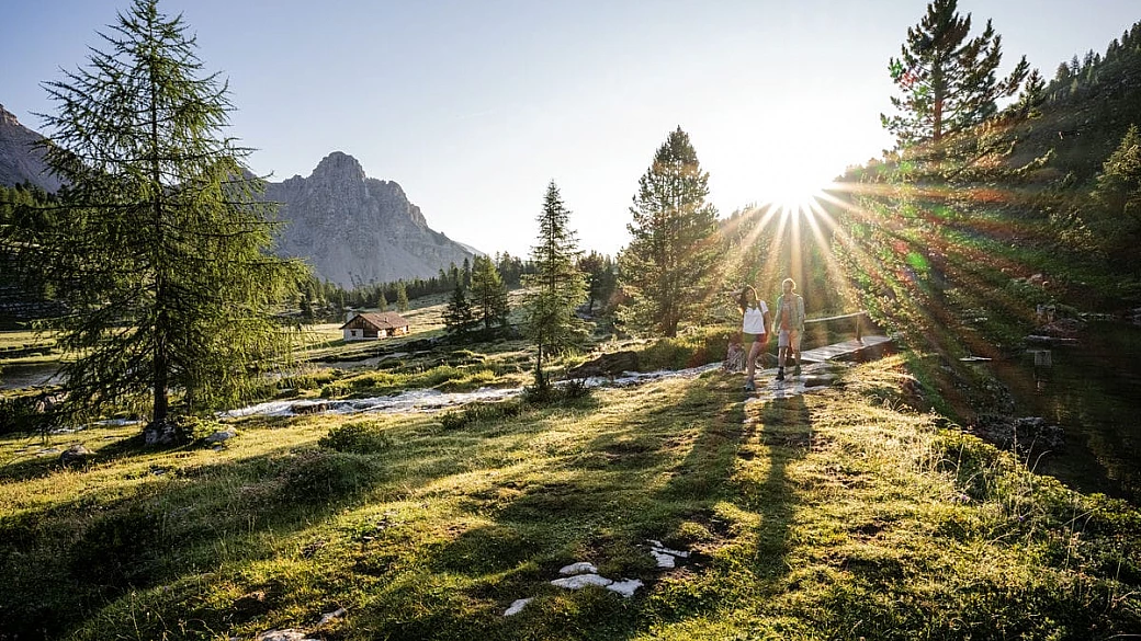 un paesaggio unico da godere in attività: lo spettacolo di plan de corones tra natura, tradizioni e cucina tipica
