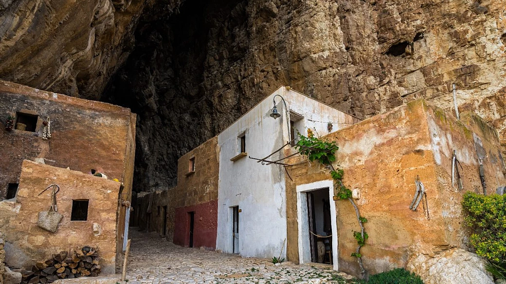 il segreto meglio conservato della sicilia è l'antica grotta che ospita un borgo in miniatura