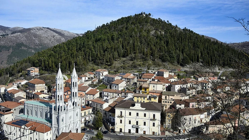 una piccola lourdes sugli appennini della campania: il borgo della fede è la porta d'oriente che in pochissimi conoscono