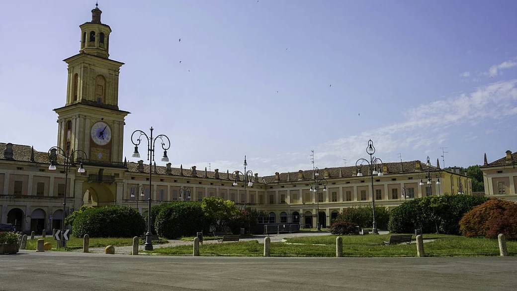 una piccola capitale in mezzo alle vallate della pianura padana: è un paesino, ma si sente come una grande città