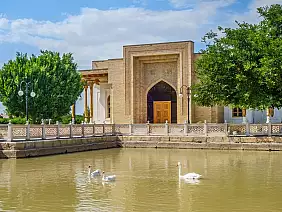 panorama,of,pond,and,park,in,the,center,of,the