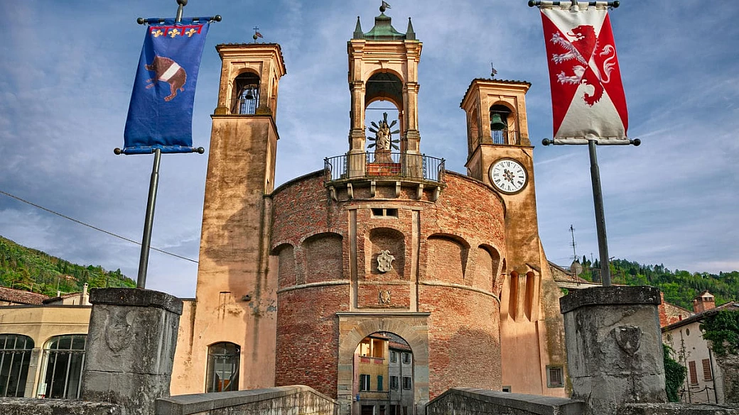 non è politica, ma questa tribuna rappresenta da secoli il simbolo di un borgo d'autore della romagna