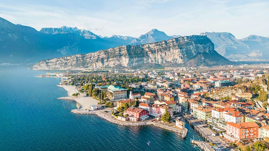 il “piccolo portogallo” sul lago di garda è il posto per vivere le emozioni del surf in italia