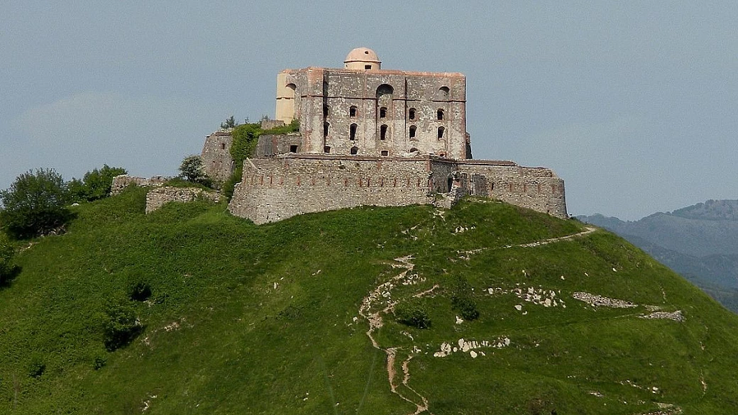 l'inafferrabile fortezza della liguria a pochi chilometri da genova: è il monumento che guarda il mare dall'alto