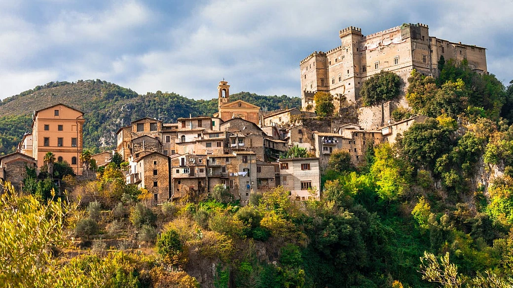 vicino roma c'è... parigi: il borgo degli artisti sulle colline intorno alla capitale è un vero museo a cielo aperto